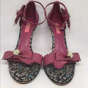 🩷 SOLD 🩷 Betsey Johnson Pink Flower Sandals size 10